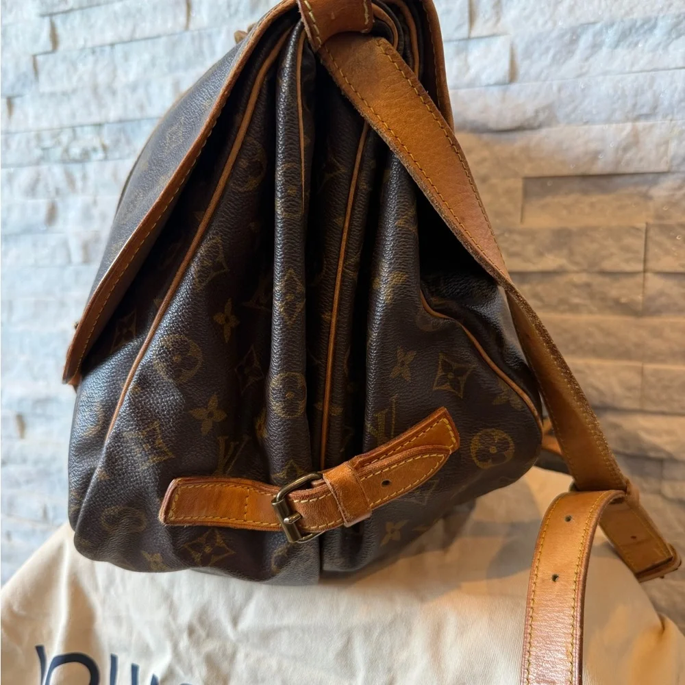 Louis Vuitton Saumur 35 in Brown Monogram - Vintage Crossbody - Picture 7 of 14